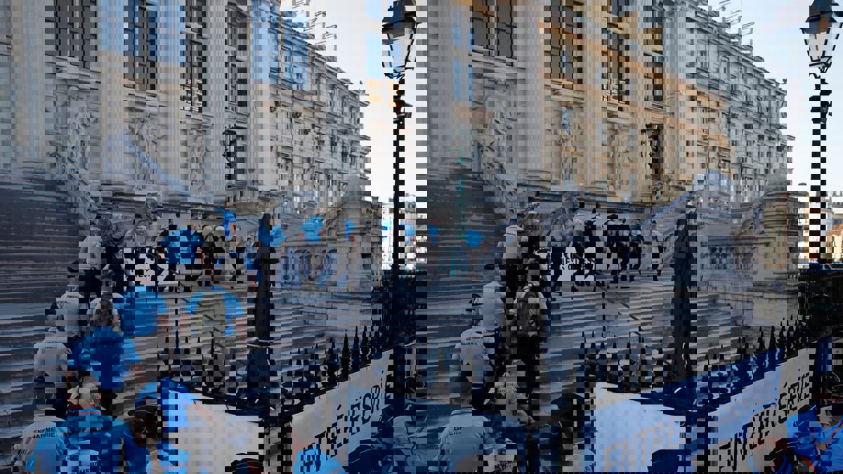 المتهم الرئيسي في هجمات باريس 2015 يجبر القاضي على تعليق جلسة المحاكمة