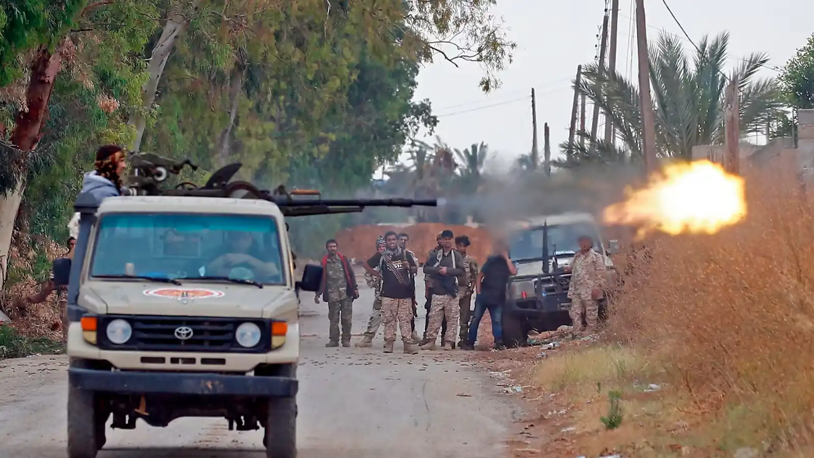 اشتباكات ليلية واستنفار.. ماذا يحدث في غرب ليبيا؟