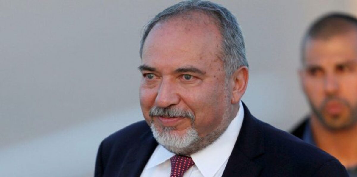 بالفيديو.. ليبرمان يحرّض سكان غزة على حماس ويعدهم بـ"سنغافورة الشرق الأوسط"