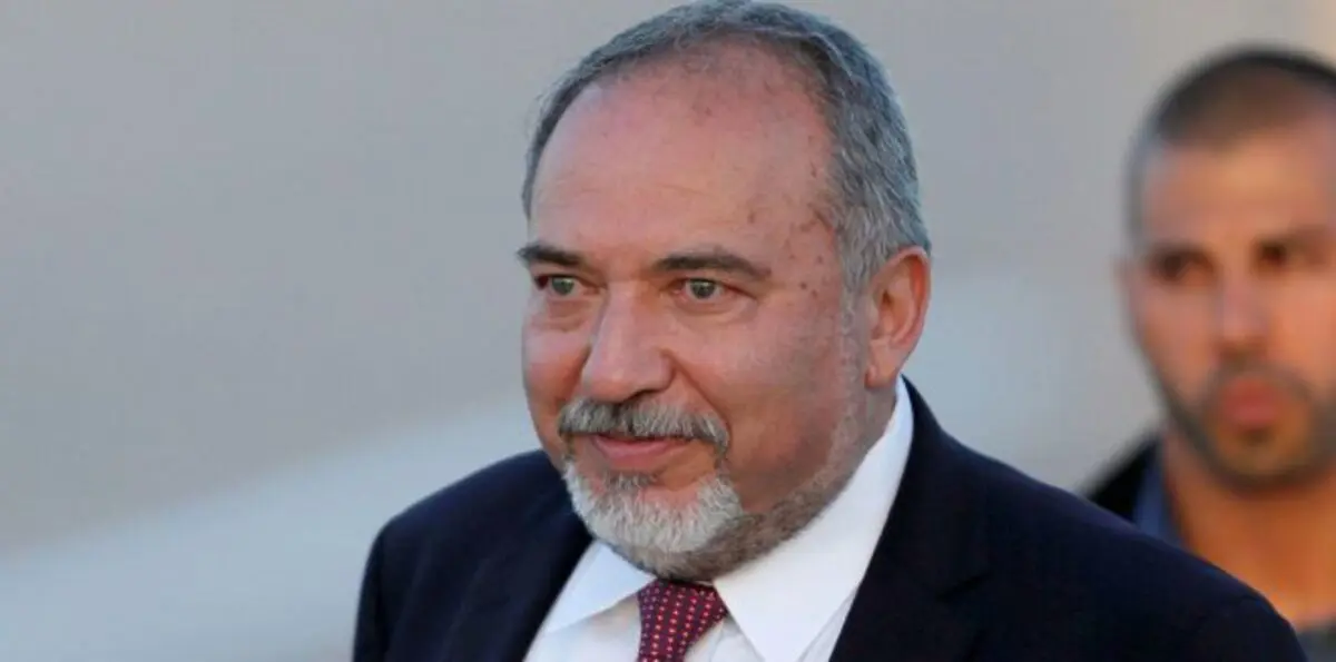 بالفيديو.. ليبرمان يحرّض سكان غزة على حماس ويعدهم بـ"سنغافورة الشرق الأوسط"