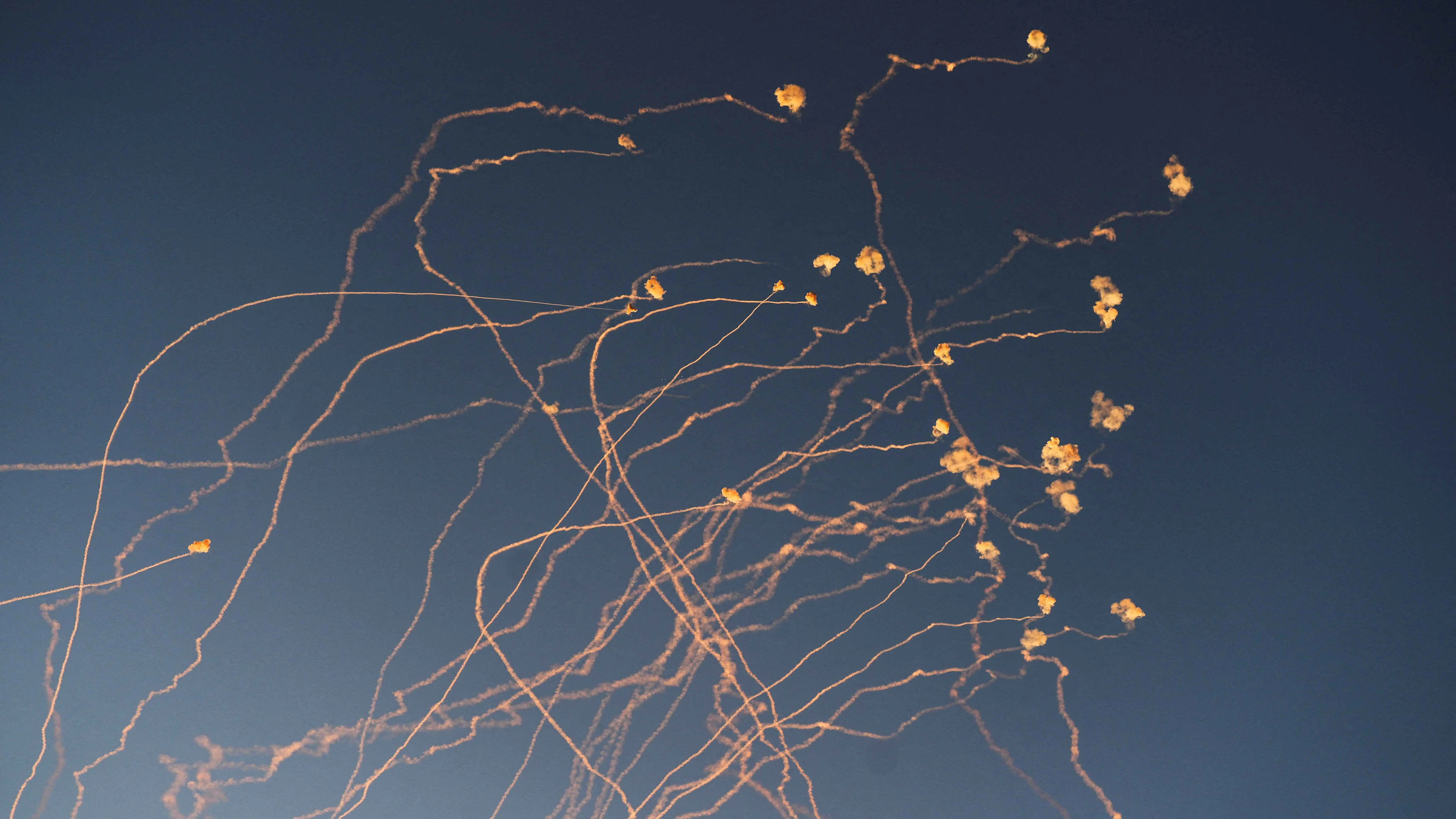 بطرق اتصال بدائية.. "حزب الله" يتجنب تكنولوجيا إسرائيل المتطورة