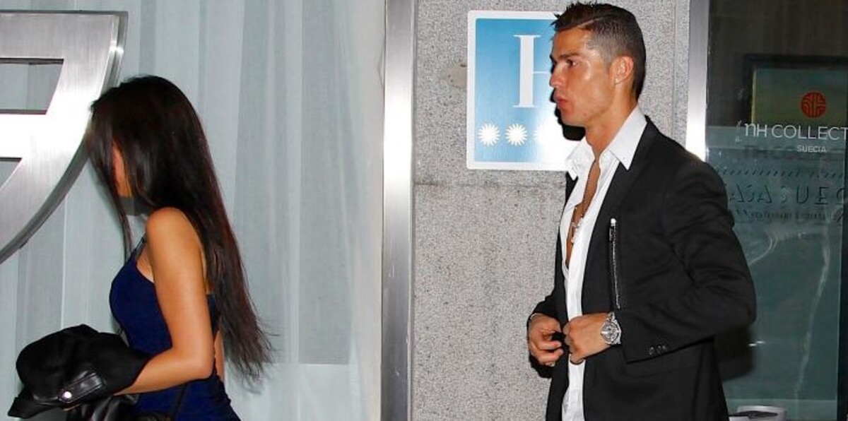 الكاميرات ترصد قبلة رونالدو لصديقته الجديدة في مطعم عام (صور)