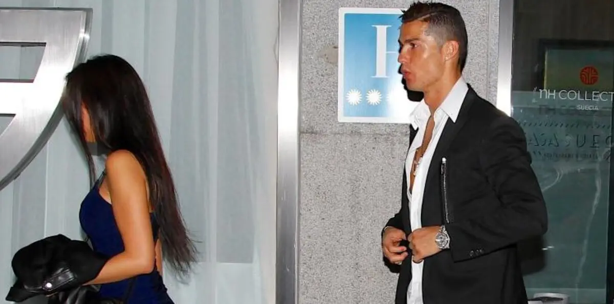 الكاميرات ترصد قبلة رونالدو لصديقته الجديدة في مطعم عام (صور)