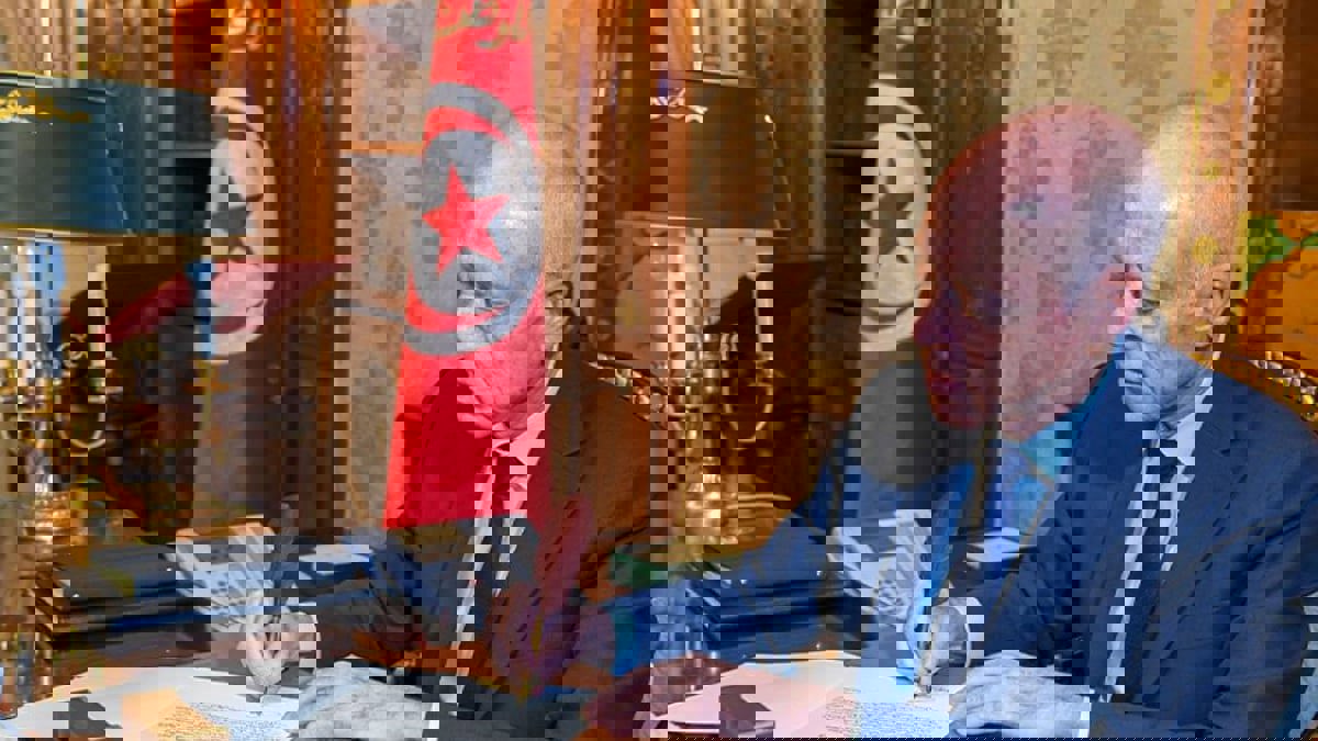 بينها الاستفتاء الشعبي.. ما هي الخيارات الدستورية لتجاوز "جدل" القرارات الاستثنائية في تونس؟ (فيديو إرم)