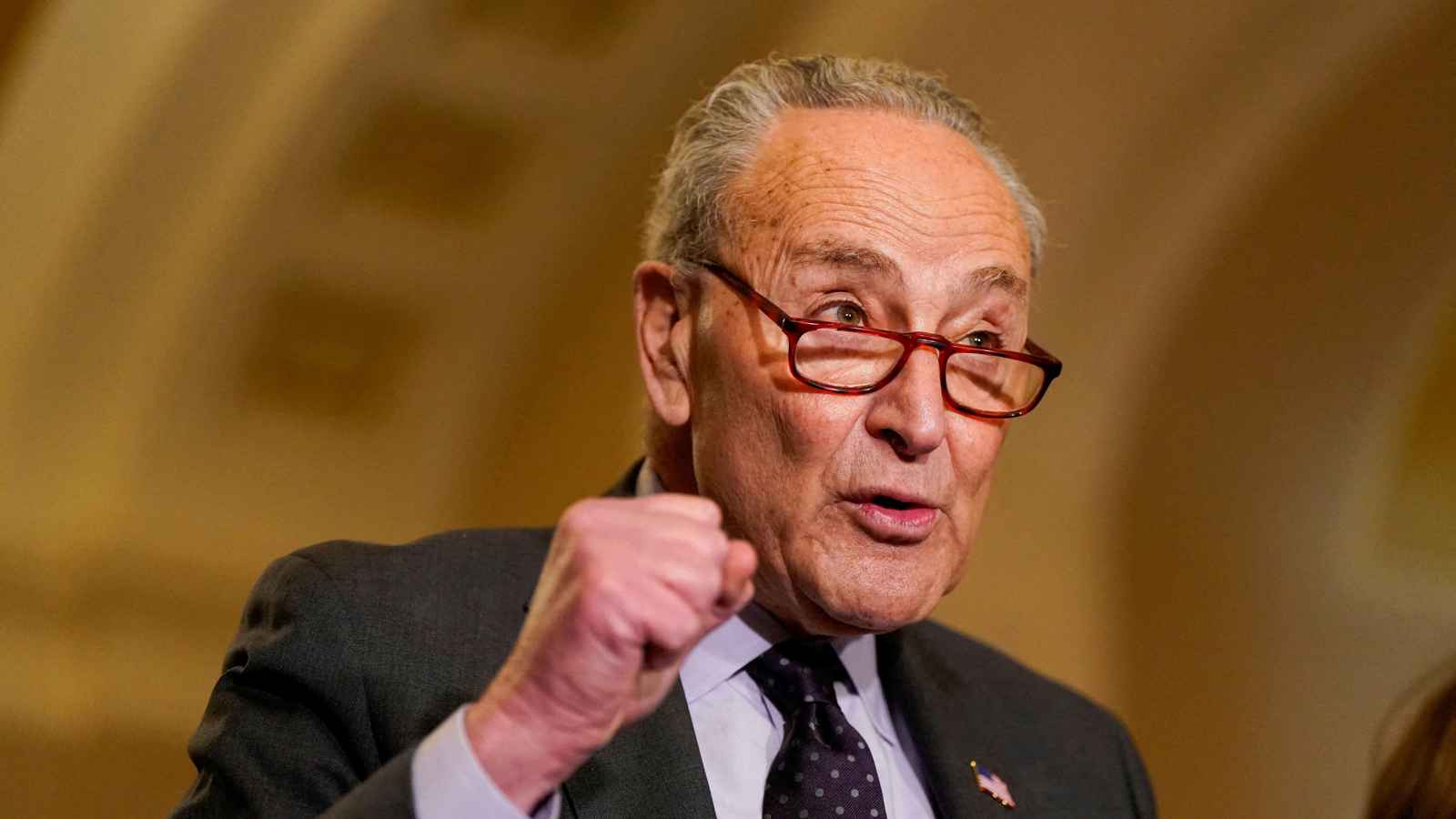 زعيم الديمقراطيين في مجلس الشيوخ يحذّر ترامب من "مسار نحو الديكتاتورية"