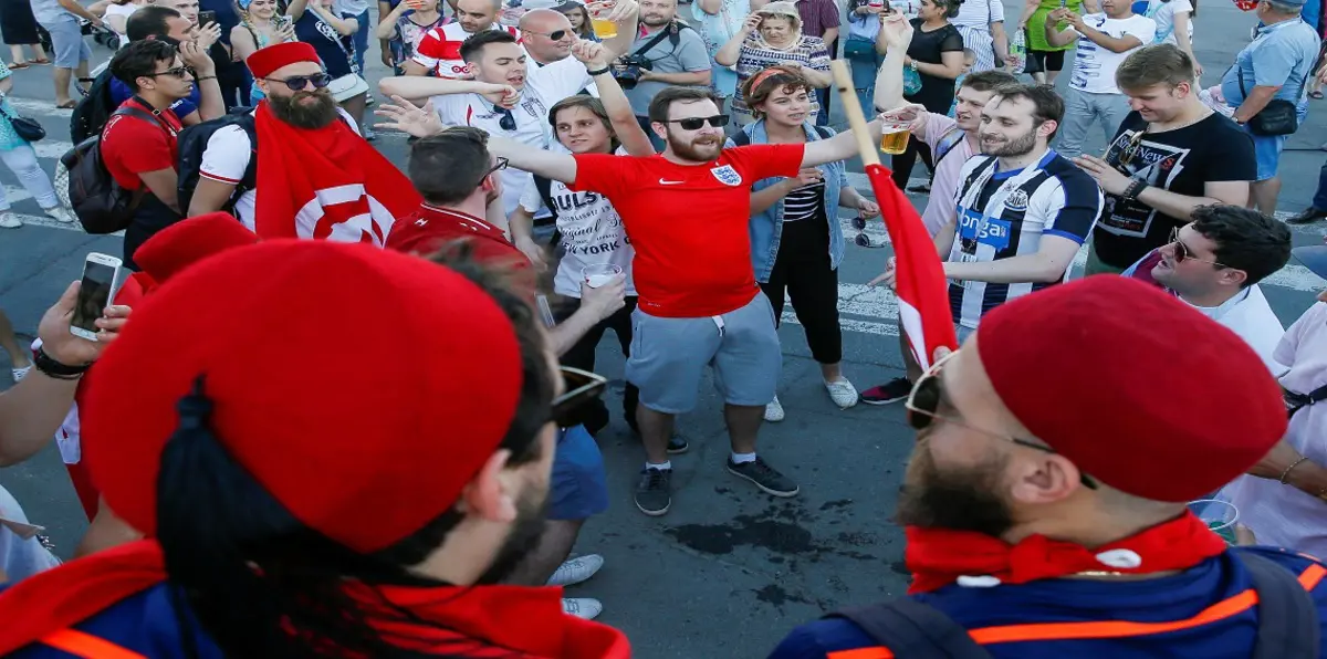قبل مباراة تونس وإنجلترا.. مشادة بين مشجعين للمنتخب الإنجليزي والشرطة الروسية