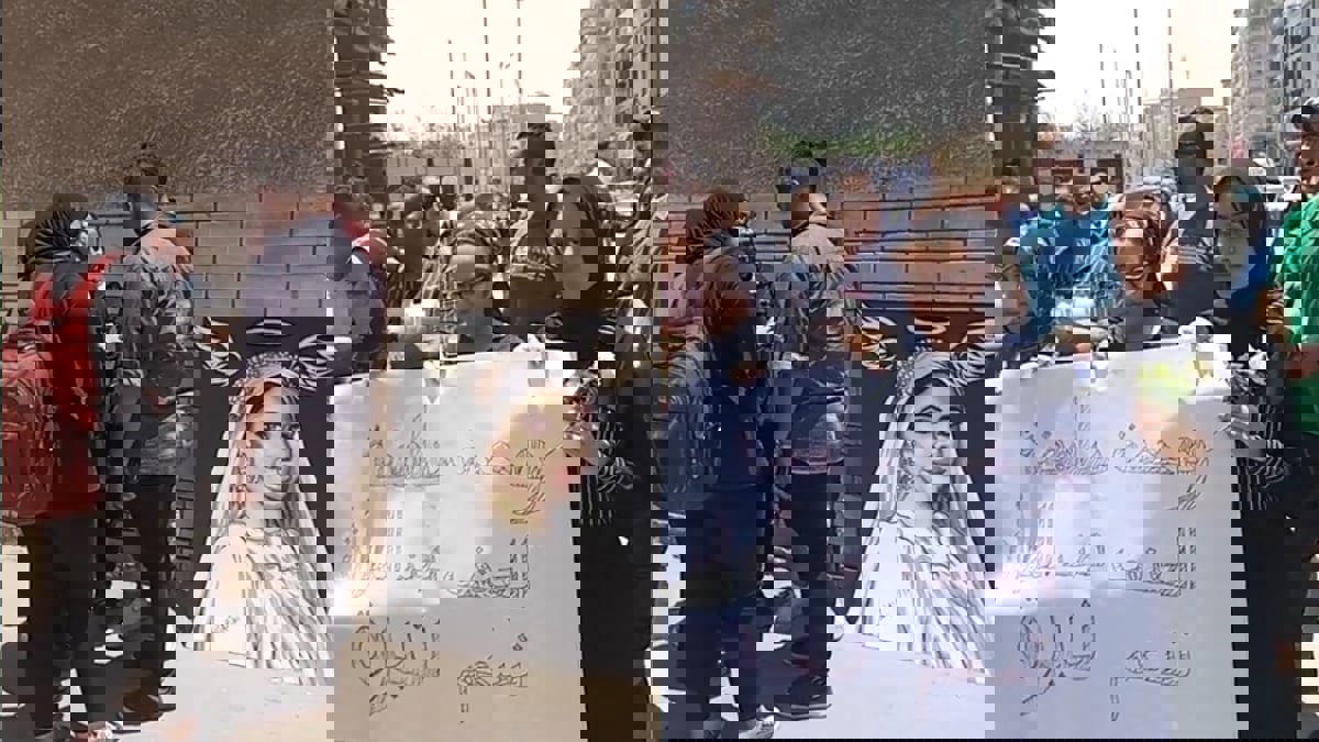 في مشهد حزين.. تأبين للطالبة نيرة أشرف ضحية جريمة جامعة المنصورة