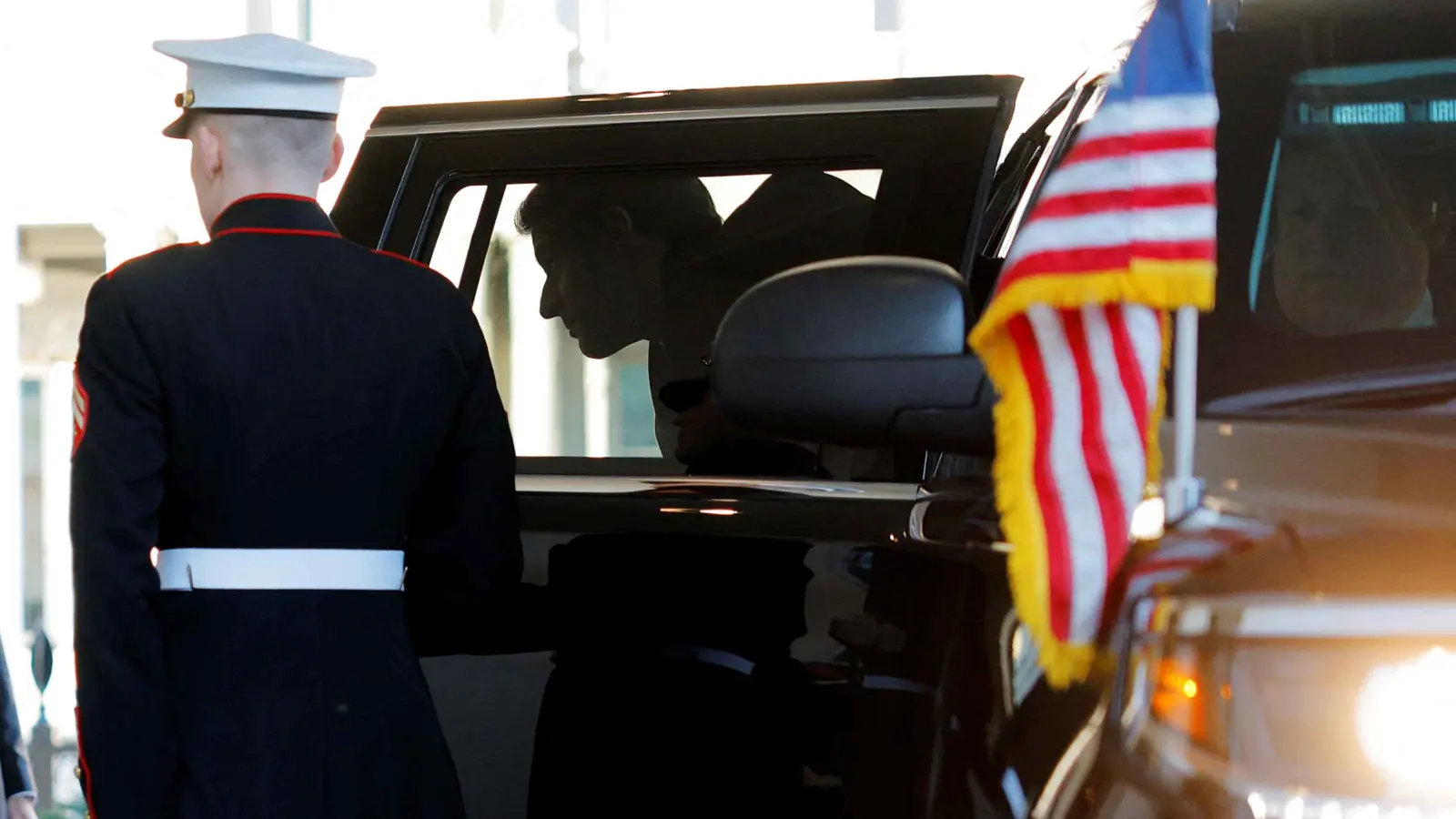 وسط خلافات حادة.. ماكرون يبحث مع ترامب فرص إنهاء حرب أوكرانيا