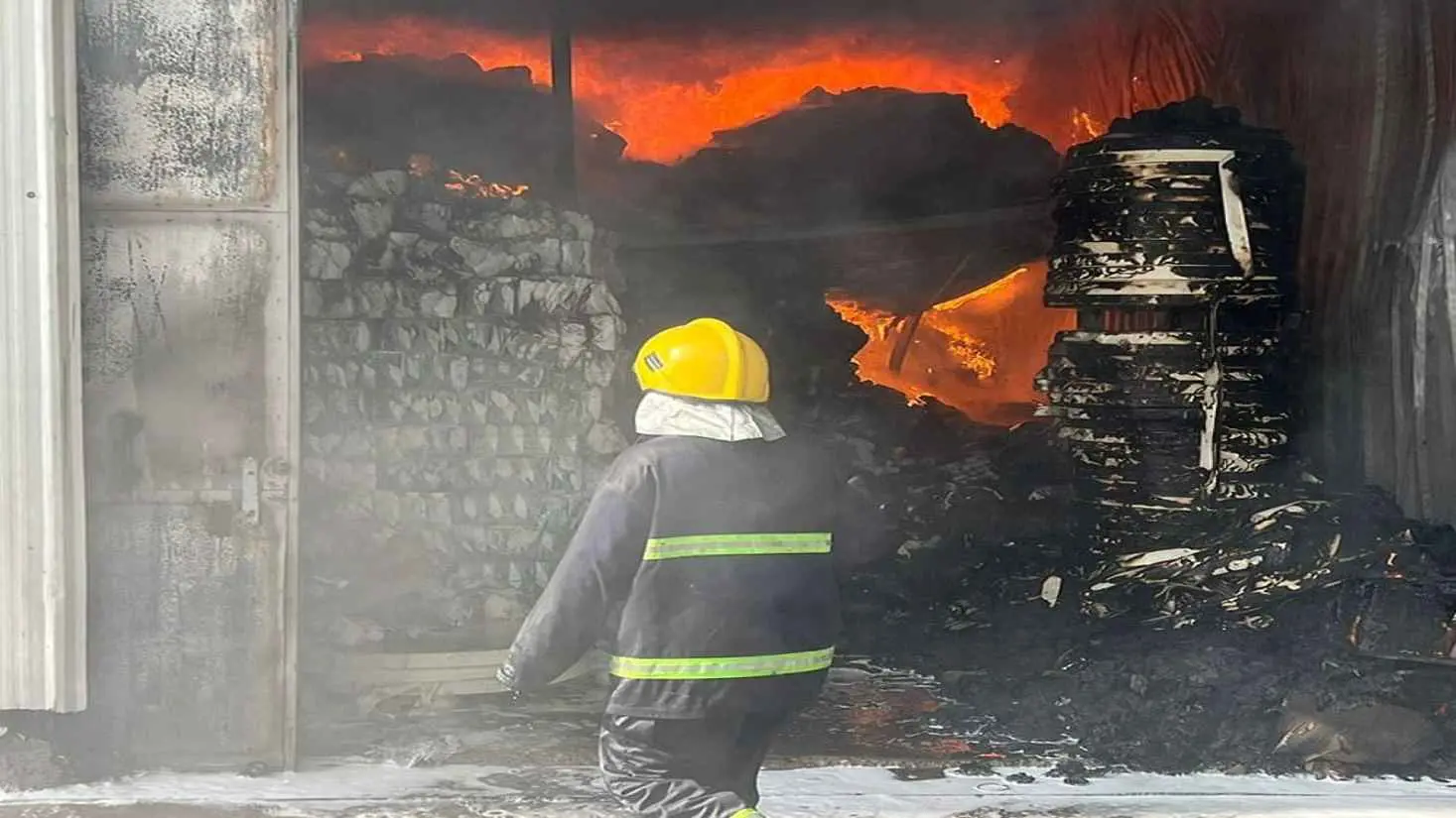 أتى على 429 مخزناً.. الكشف عن أسباب حريق الظلال في بغداد (فيديو)