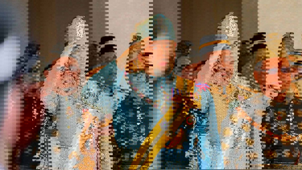 بعد تنازله عن العرش لأجلها.. ملك ماليزيا السابق يشكك في نسب ابنه من ملكة الجمال الروسية