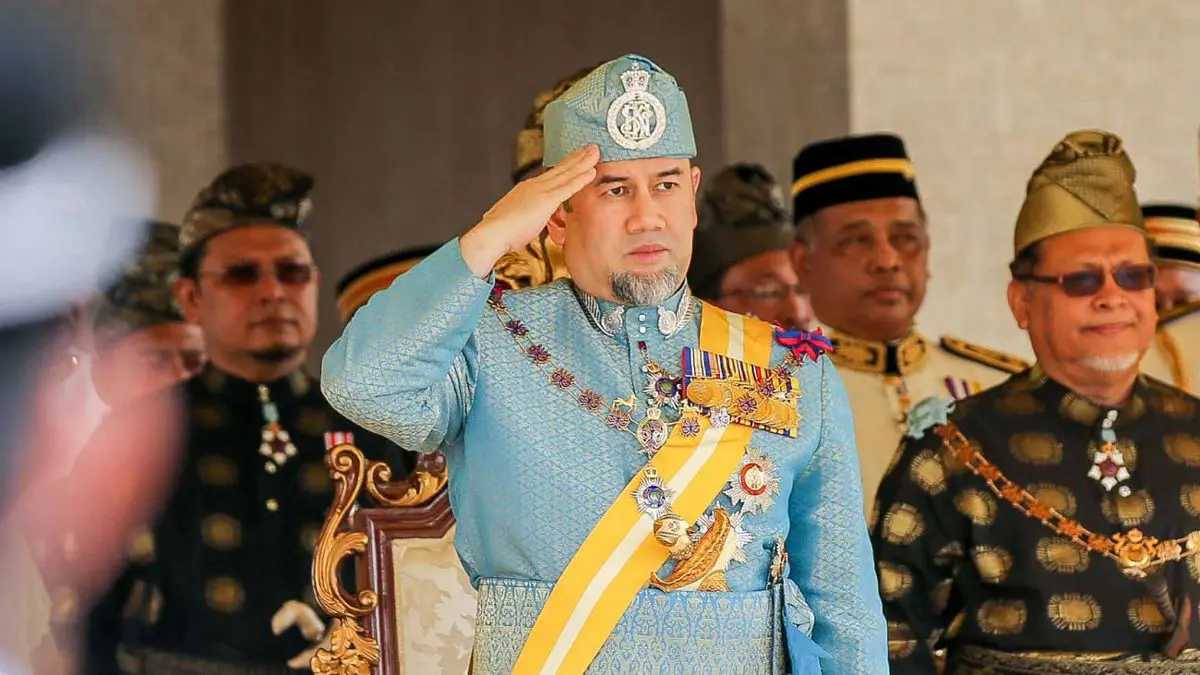 بعد تنازله عن العرش لأجلها.. ملك ماليزيا السابق يشكك في نسب ابنه من ملكة الجمال الروسية
