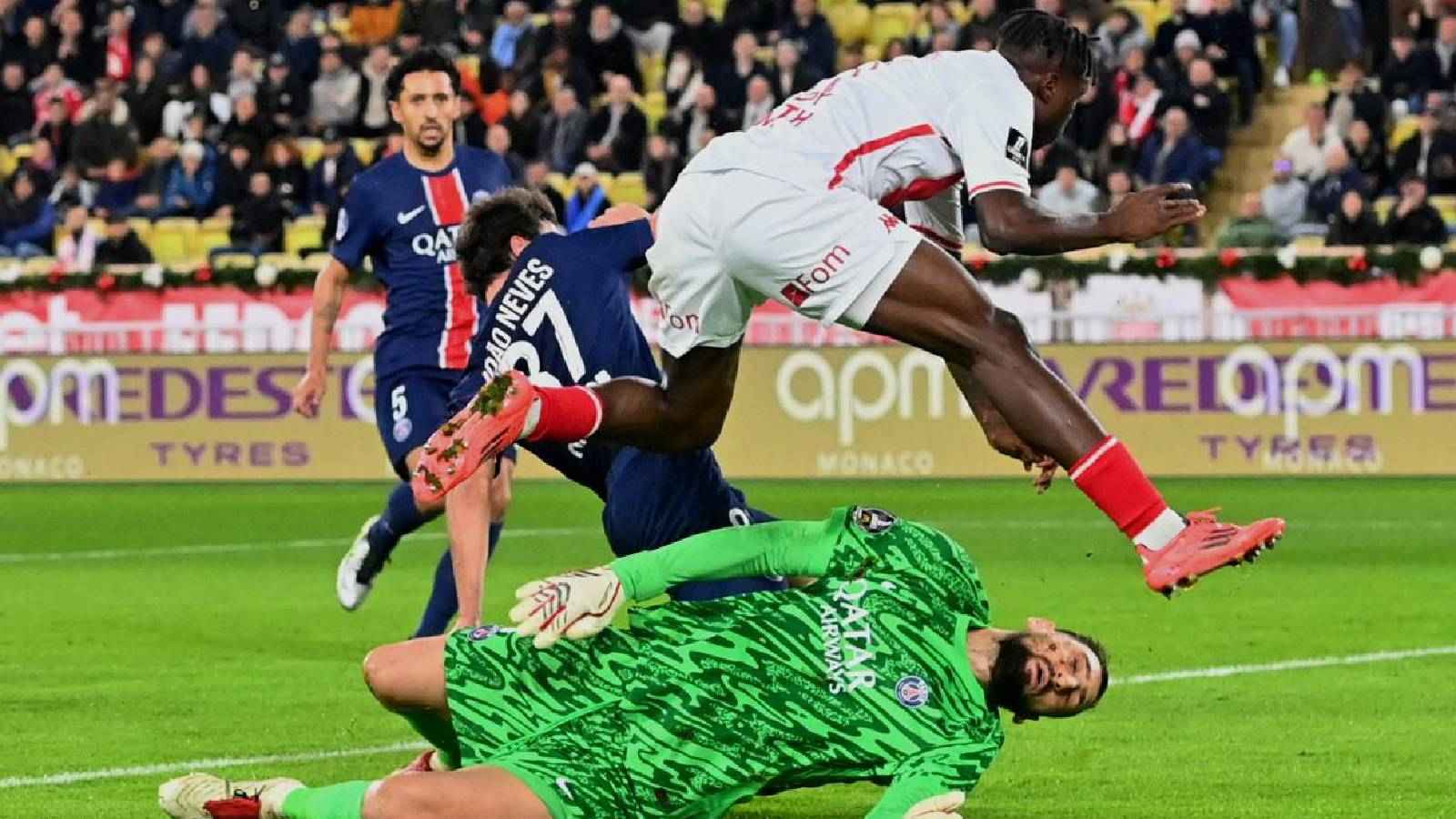 "دوناروما" يتعرض لإصابة مرعبة في مباراة باريس سان جيرمان وموناكو (فيديو)