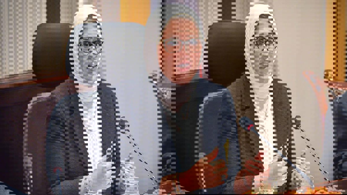 أزمة قضية الرشوة.. تكليف وزير التعليم العالي المصري بمهام وزيرة الصحة "لحين شفائها"