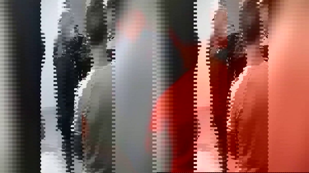 إعفاء شرطي إيطالي أجبر مهاجرين تونسيين على صفع بعضهما