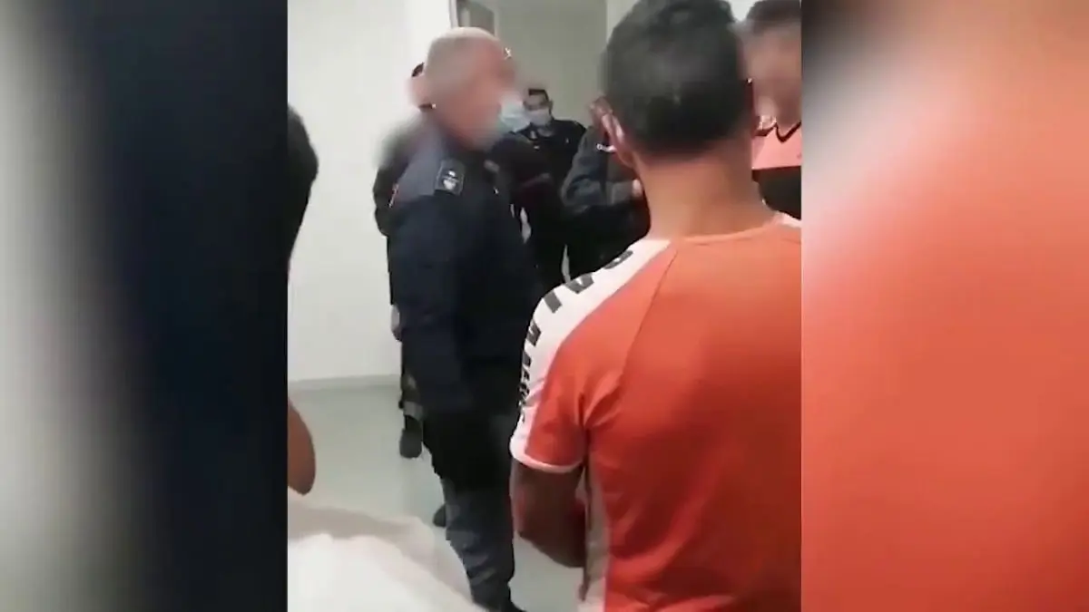 إعفاء شرطي إيطالي أجبر مهاجرين تونسيين على صفع بعضهما