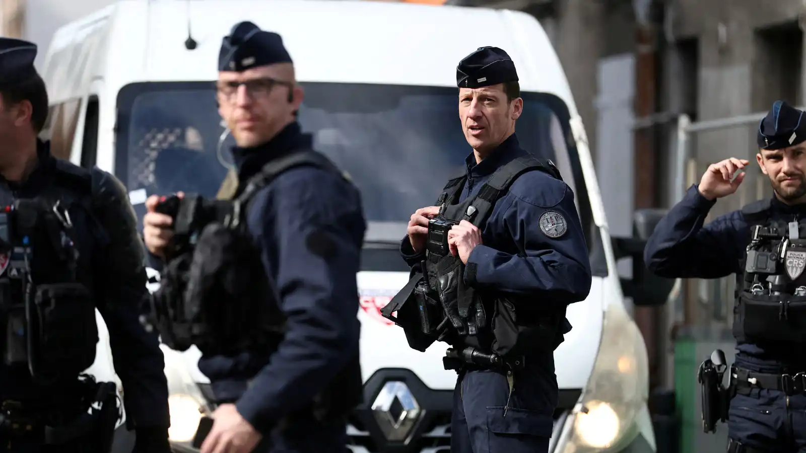 "الشرطة تقتلنا".. آلاف يتظاهرون في باريس بعد وفاة مهاجر أثناء احتجازه (فيديو)