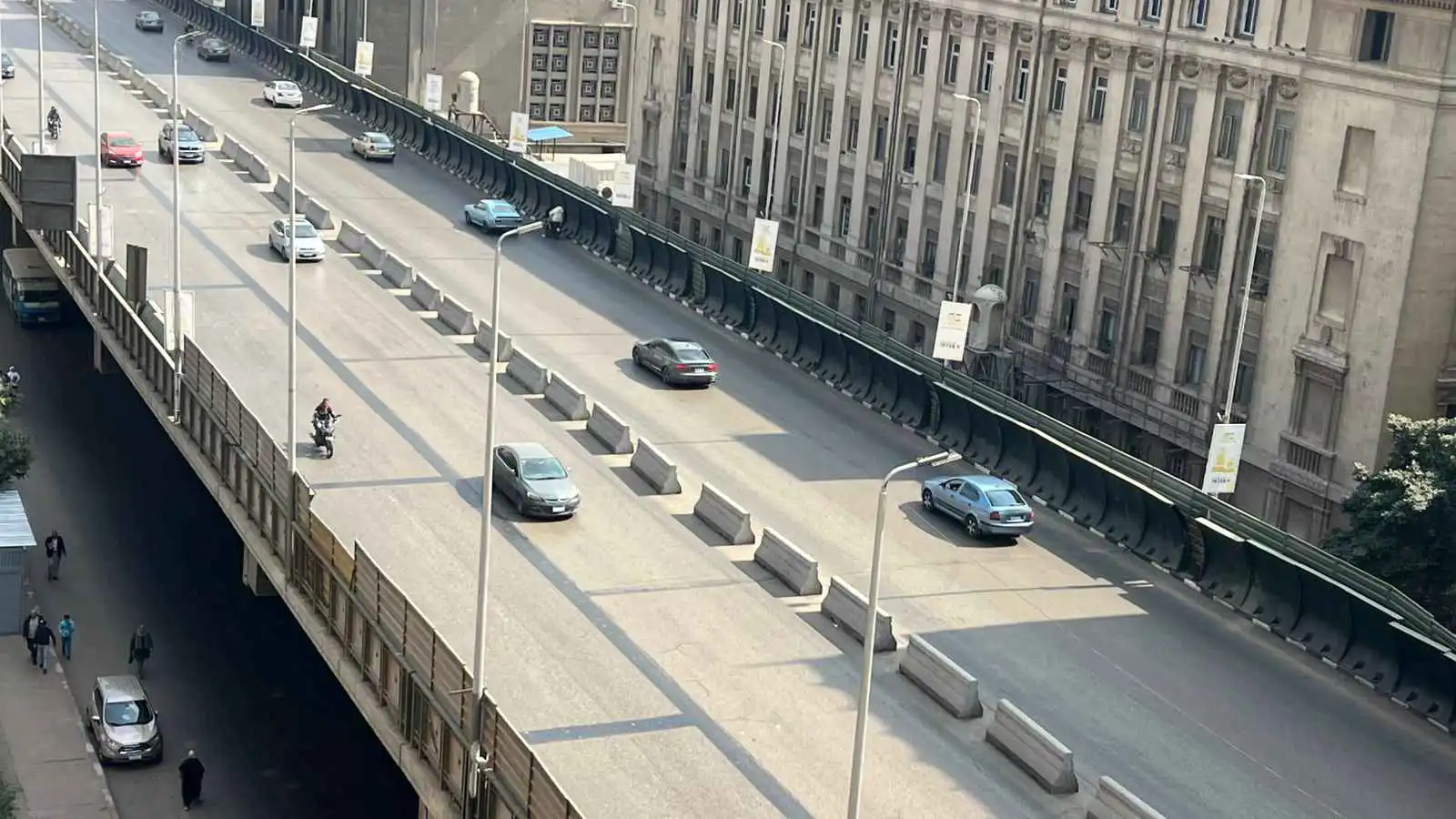 مشهد يحبس الأنفاس.. باص معلق على شرفة في مصر (فيديو)