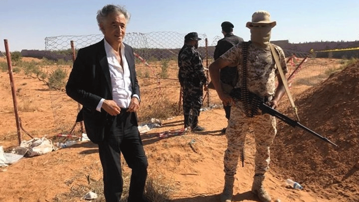 غادر سريعا.. تقرير فرنسي يكشف كواليس زيارة برنار ليفي إلى ليبيا