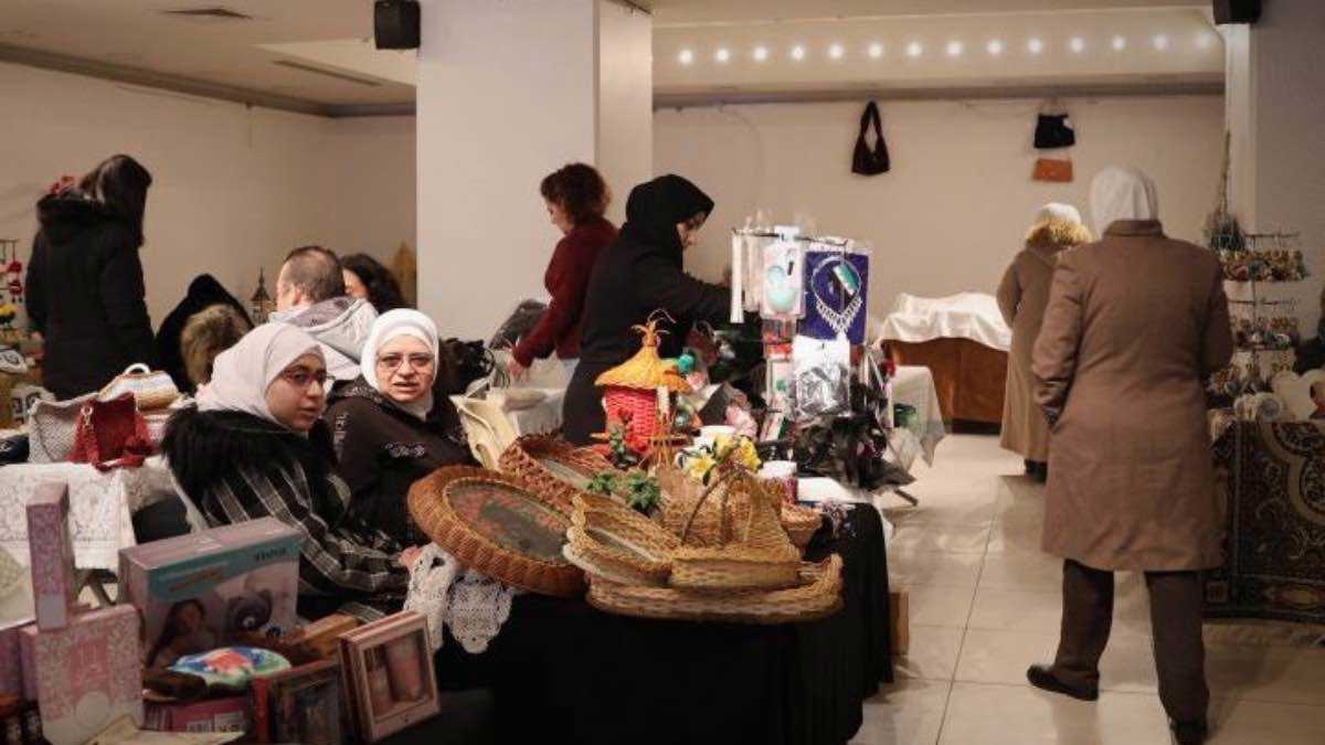 للمرة الأولى.. إقامة سوق داخل صالة للفنون التشكيلية في سوريا (صور)