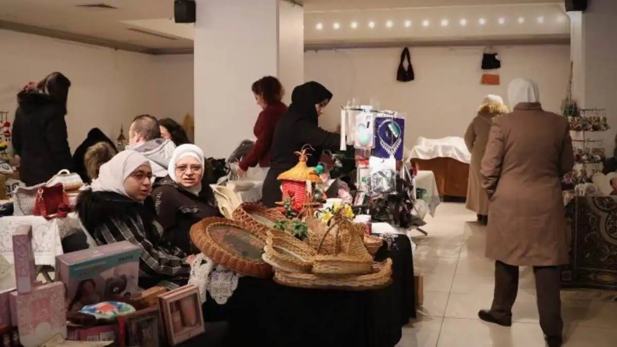 للمرة الأولى.. إقامة سوق داخل صالة للفنون التشكيلية في سوريا (صور)