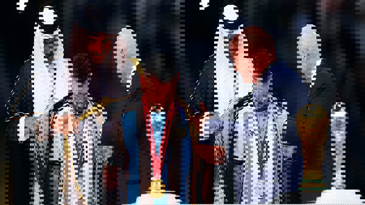 الأمير تميم يقلد ميسي العباءة الخليجية قبل تسليمه كأس العالم (فيديو)