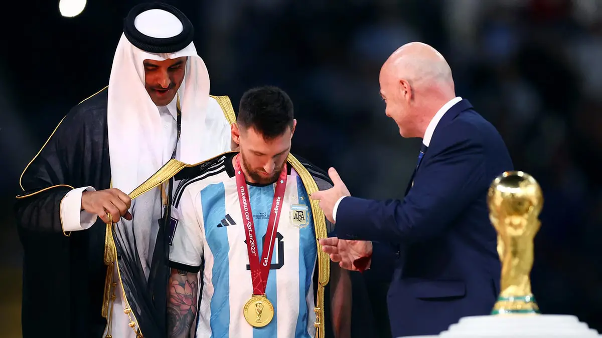 الأمير تميم يقلد ميسي العباءة الخليجية قبل تسليمه كأس العالم (فيديو)