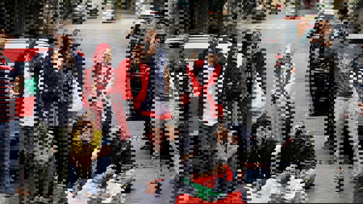 قطع طرق وإضراب جزئي بالمدارس.. احتجاجات لبنان تتواصل مع فشل جهود تشكيل الحكومة