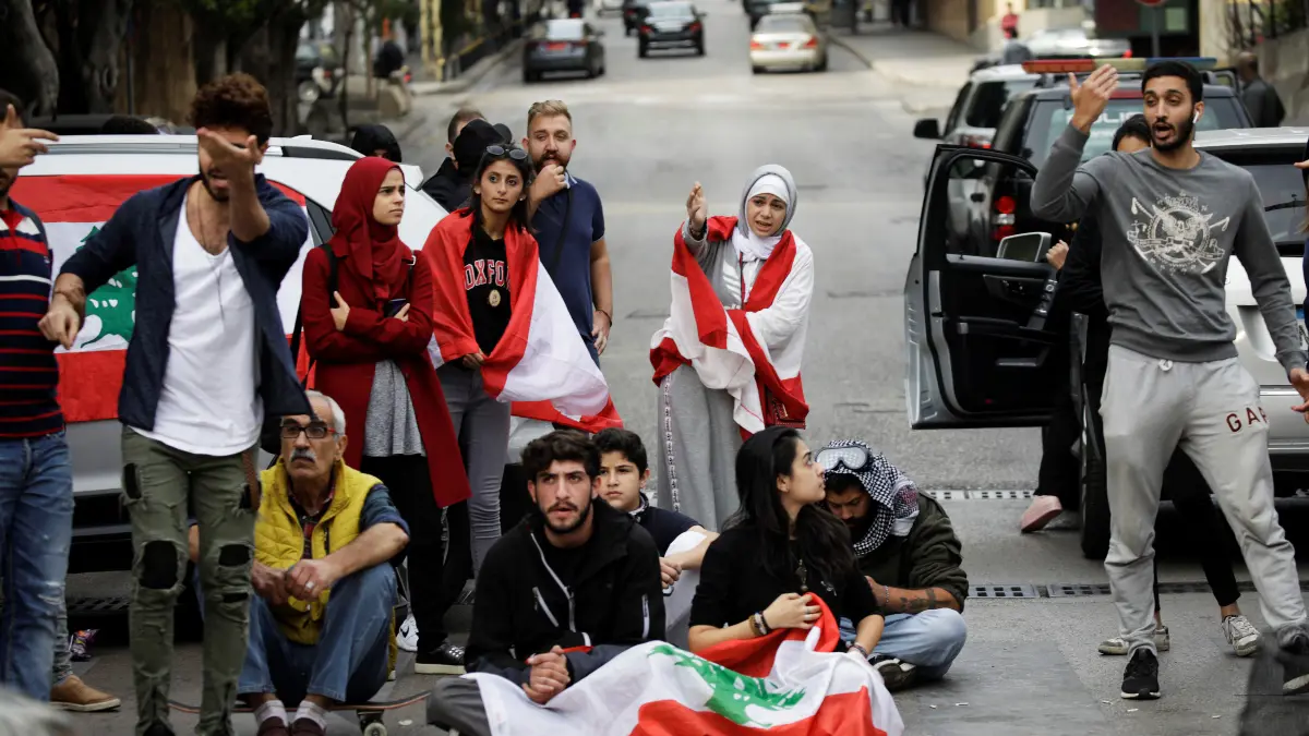 قطع طرق وإضراب جزئي بالمدارس.. احتجاجات لبنان تتواصل مع فشل جهود تشكيل الحكومة