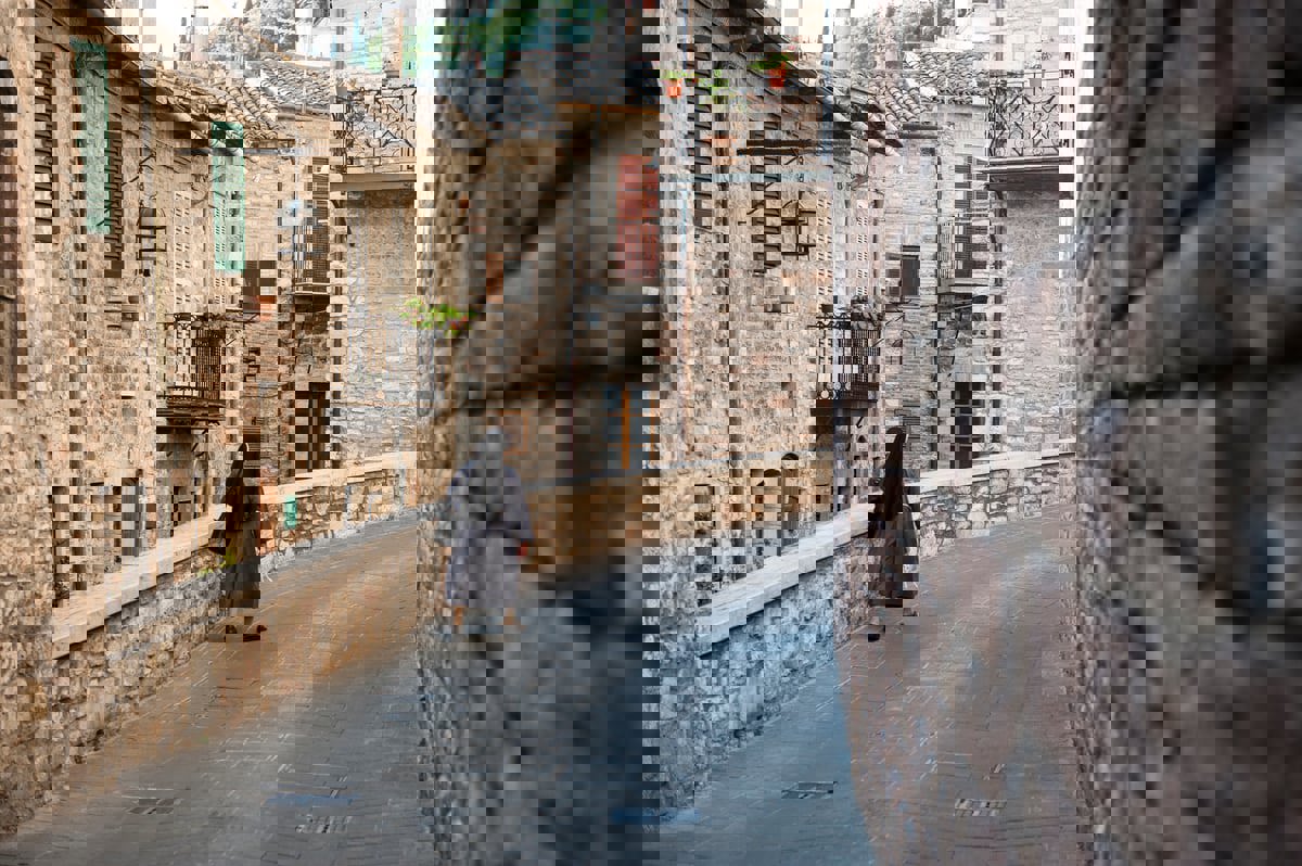 تشيلي.. راهبة ثمانينية تترك حقيبة فيها عظام صديقتها  بالشارع