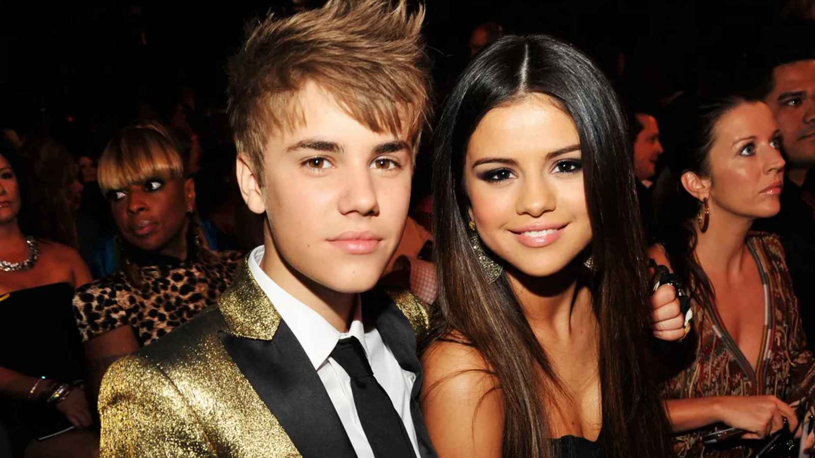 هل علمت سيلينا غوميز بهوس هايلي "المرضي" بجاستن بيبر؟