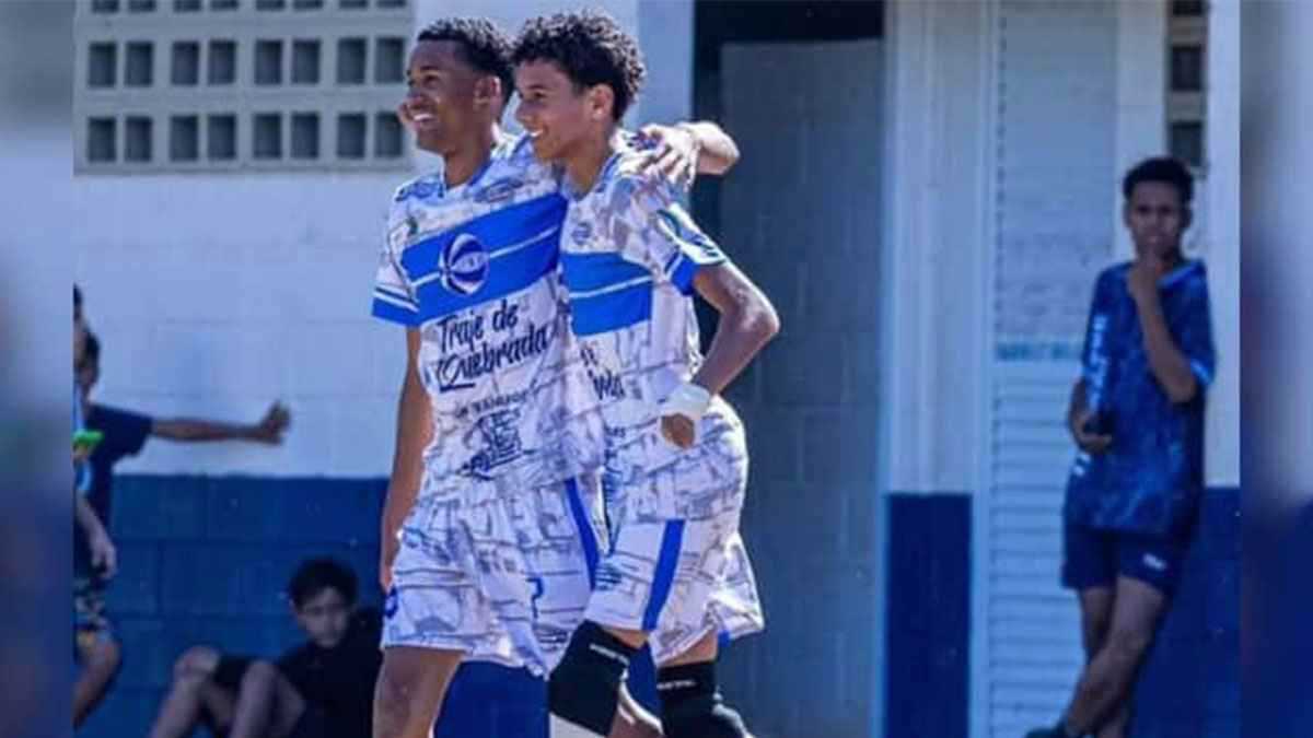 قصة لا تصدق.. أول لاعب كرة قدم بأطراف صناعية (فيديو)