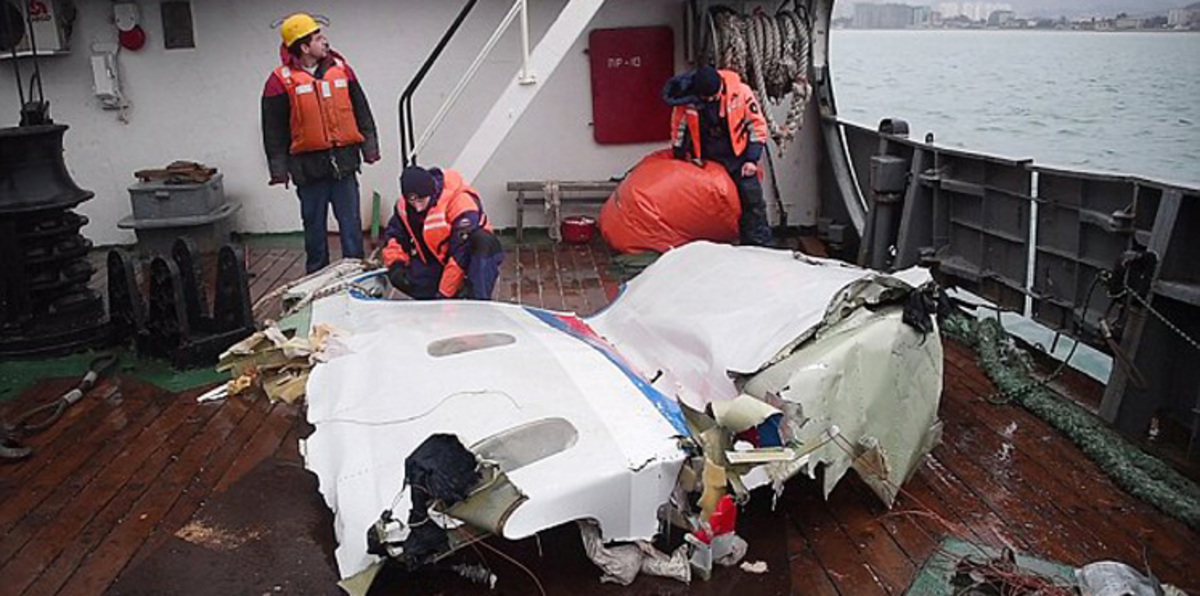 بالصور.. شارلي إيبدو تسخر من تحطّم الطائرة الروسية.. وموسكو تصف الرسوم بـ"الأوساخ"