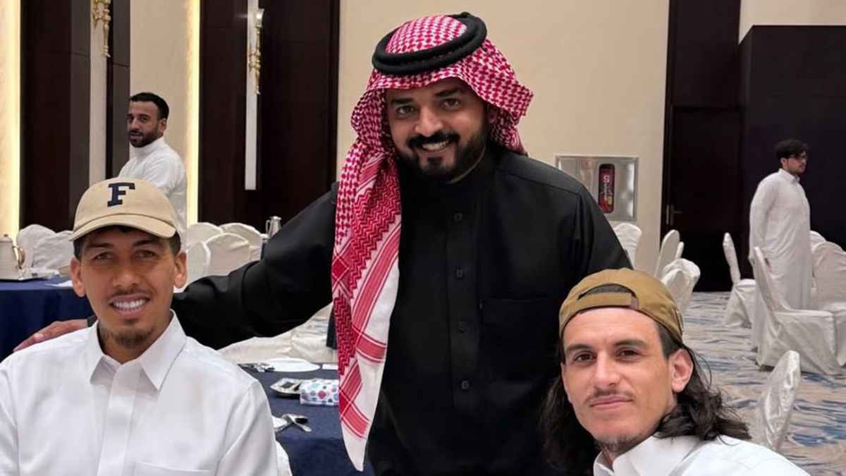 فيرمينو يرقص "العرضة" في زفاف مصور الأهلي السعودي (فيديو)