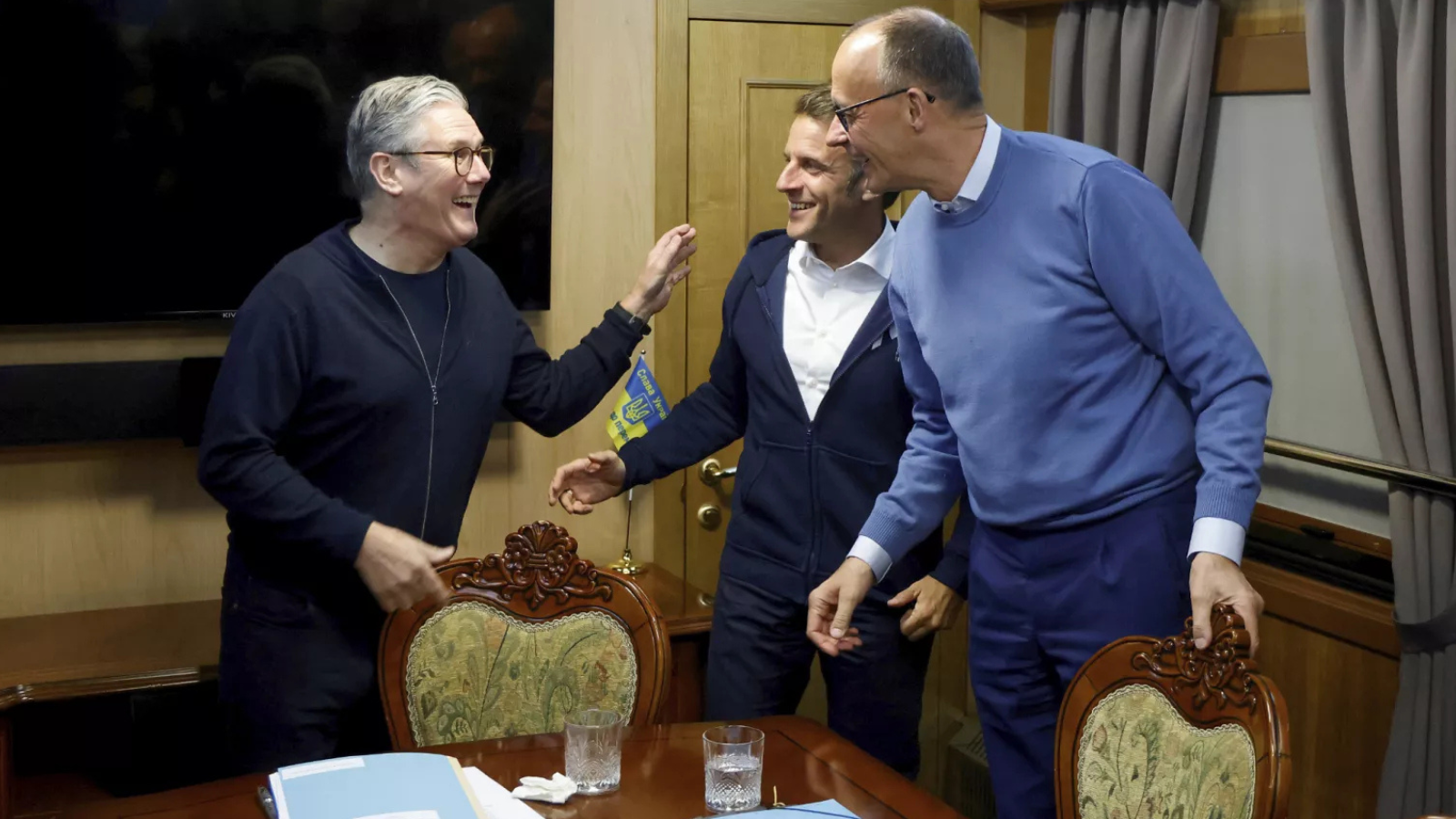 "كيس الكوكايين".. هل وقع ماكرون ضحية حملة تضليل جديدة؟