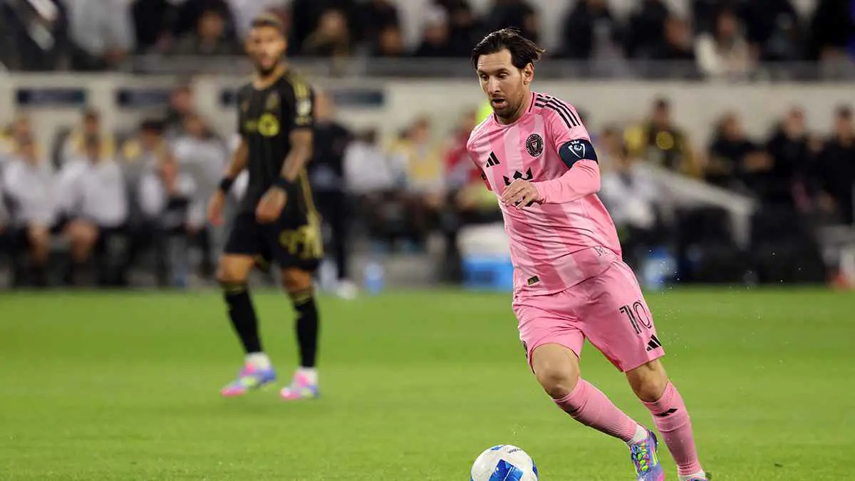 "بيسي".. مشجعو لوس أنجلوس يسخرون من ميسي بلافتة غريبة (صورة)