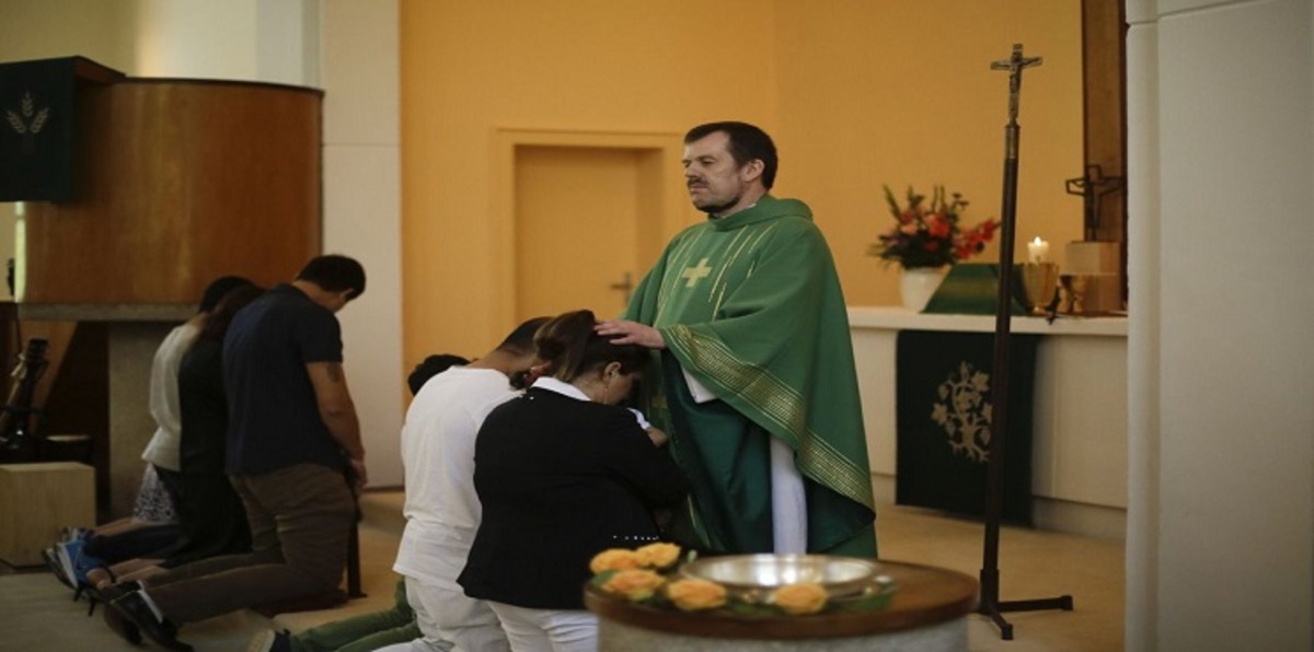 شاهد بالفيديو والصور.. طقوس تحوّل لاجئين مسلمين من إيران وسوريا إلى المسيحية في ألمانيا