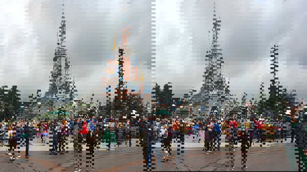 "ديزني لاند" تطلق خدمة تذكير الزوار بأماكن اصطفاف سياراتهم