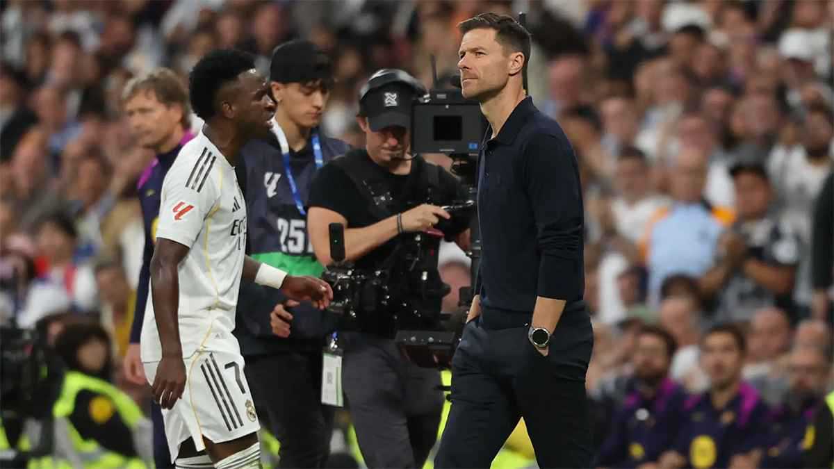 يظن نفسه غوارديولا.. سر انقلاب لاعبي ريال مدريد على تشابي ألونسو