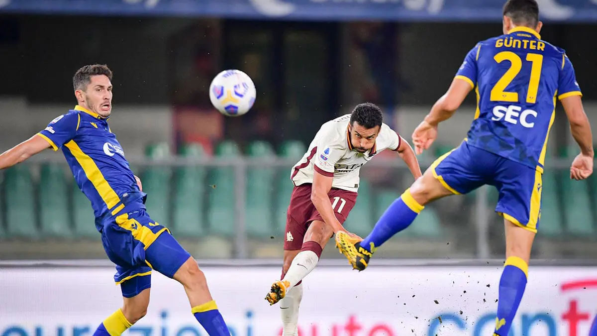 خطأ إداري فادح يكلف روما خسارة مباراة فيرونا في الدوري الإيطالي