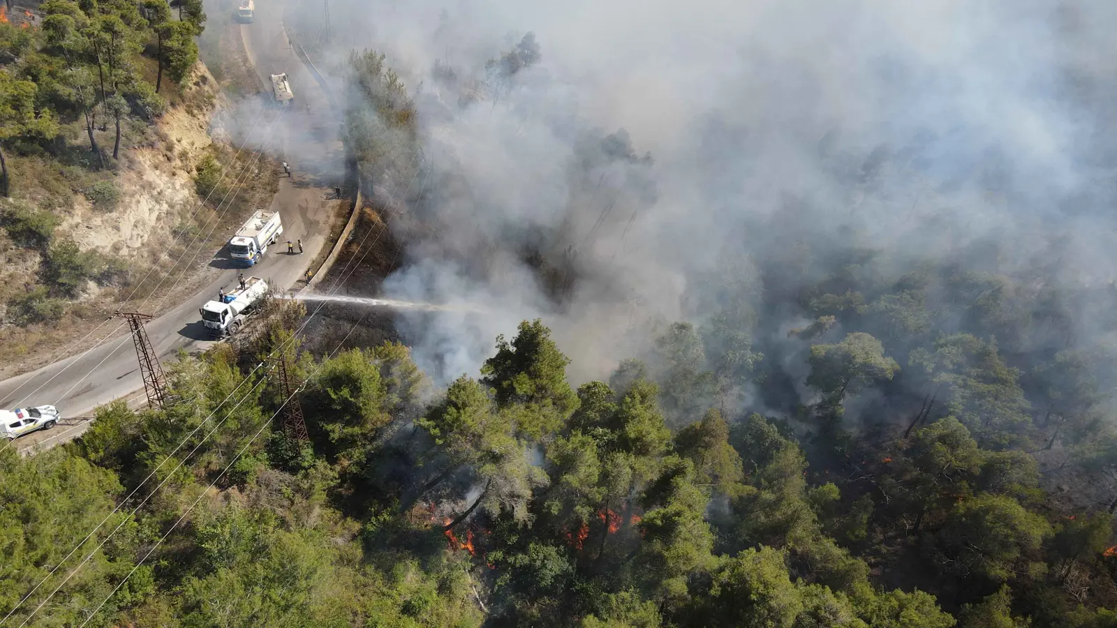 بسبب حرائق سوريا.. إغلاق مؤقت لمعبر كسب من الجانب التركي