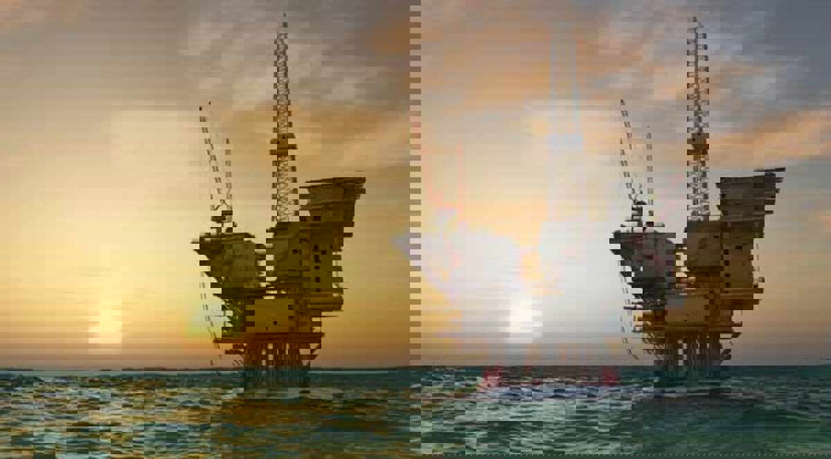 هبوط مخزونات الخام الأمريكية يرفع أسعار النفط