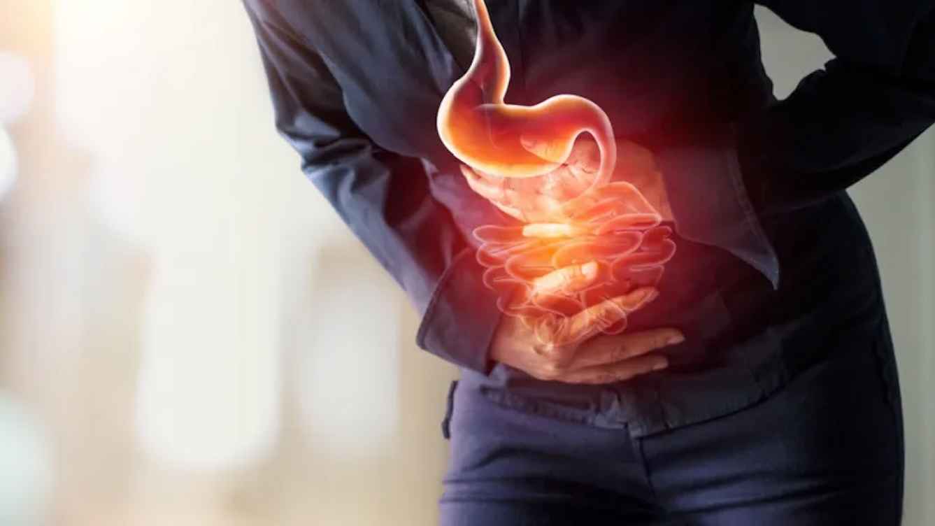 منها "الحموضة".. علامات قد تشير إلى مشاكل في أمعائك