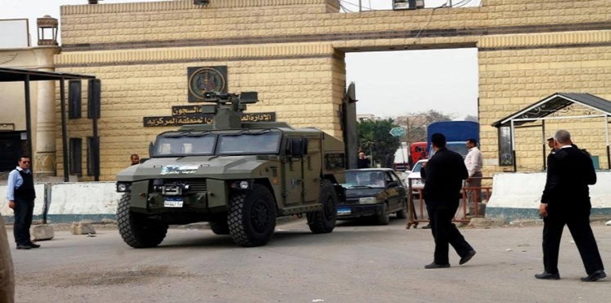 السلطات المصرية تخلي أقسام الشرطة من السجناء والأسلحة النارية