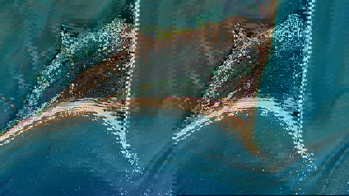 بعد اختفائها عامين.. جزيرة في المحيط الأطلسي تعود للظهور مجددًا