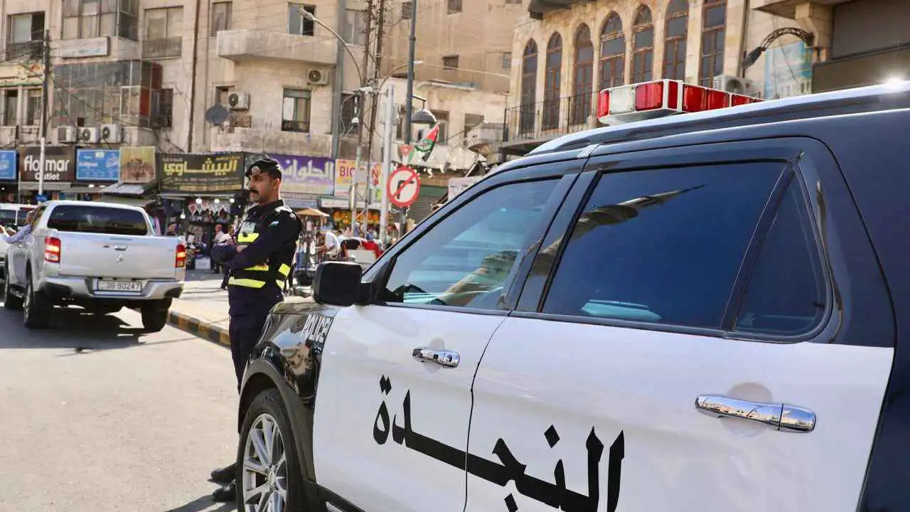 لصّان يقتحمان مصرفاً ويسرقان أموالاً في الأردن (فيديو)