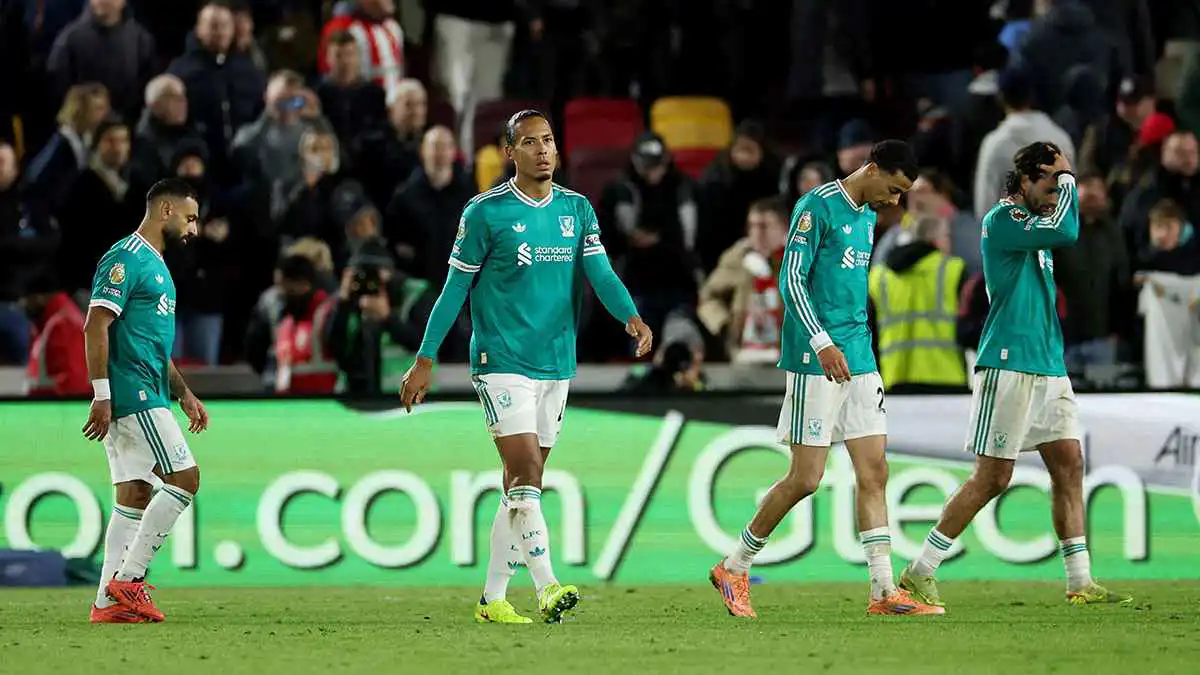 روني يهاجم صلاح وفان دايك: لغة الجسد تكشف أزمة ليفربول