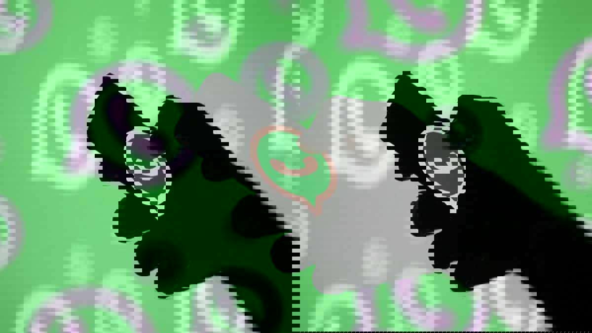 الحوثيون يقيلون قاضيًا حظر استخدام تطبيق "واتس آب"