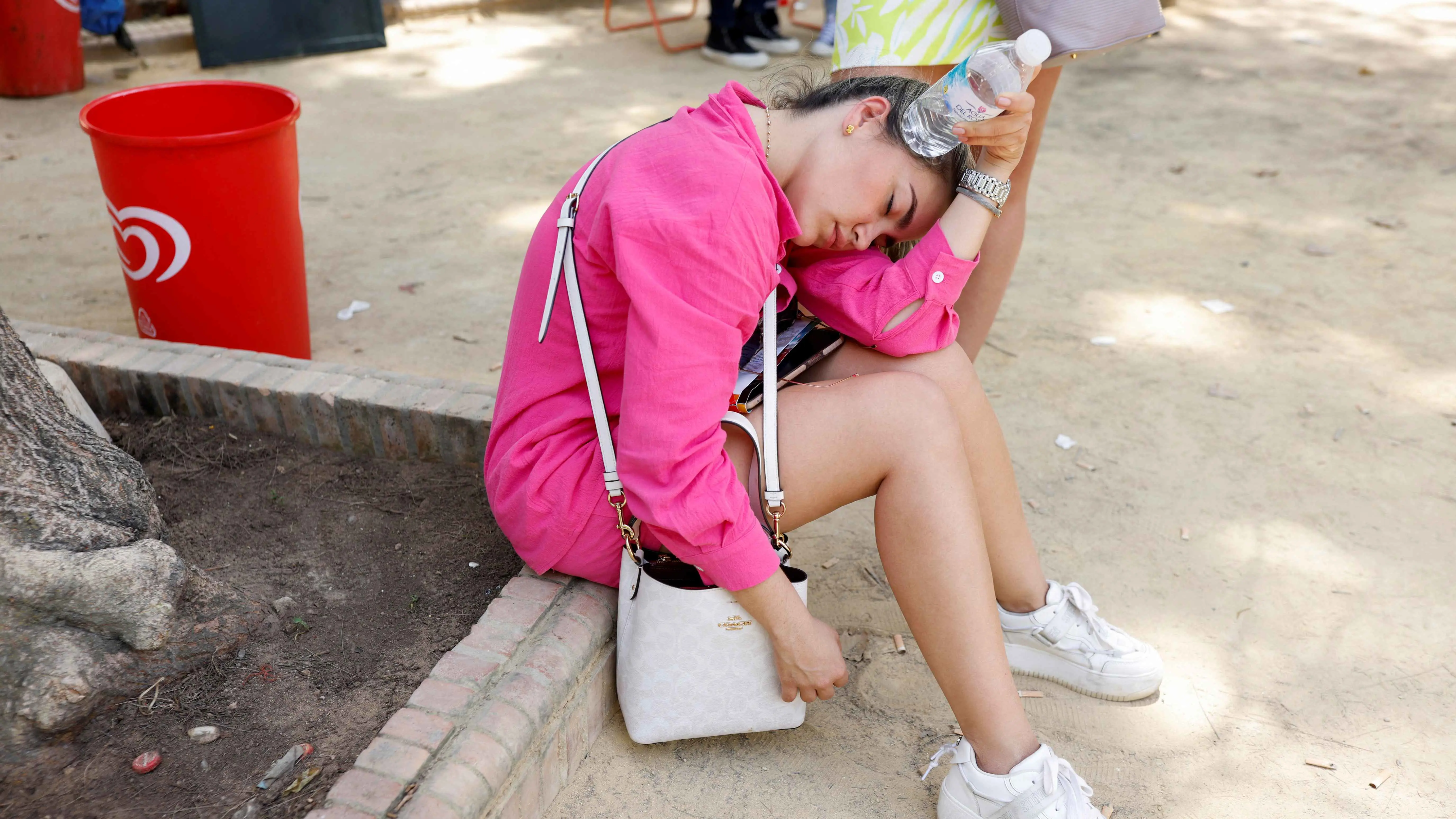 أطلقت "التنبيه البرتقالي".. دولة تواجه أشد أيام الصيف حرارة‎