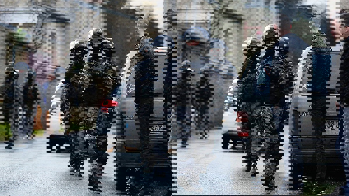 رجل يهدد بتفجير قنبلة وسط مركز تجاري.. ويطالب بمقابلة "ماكرون"