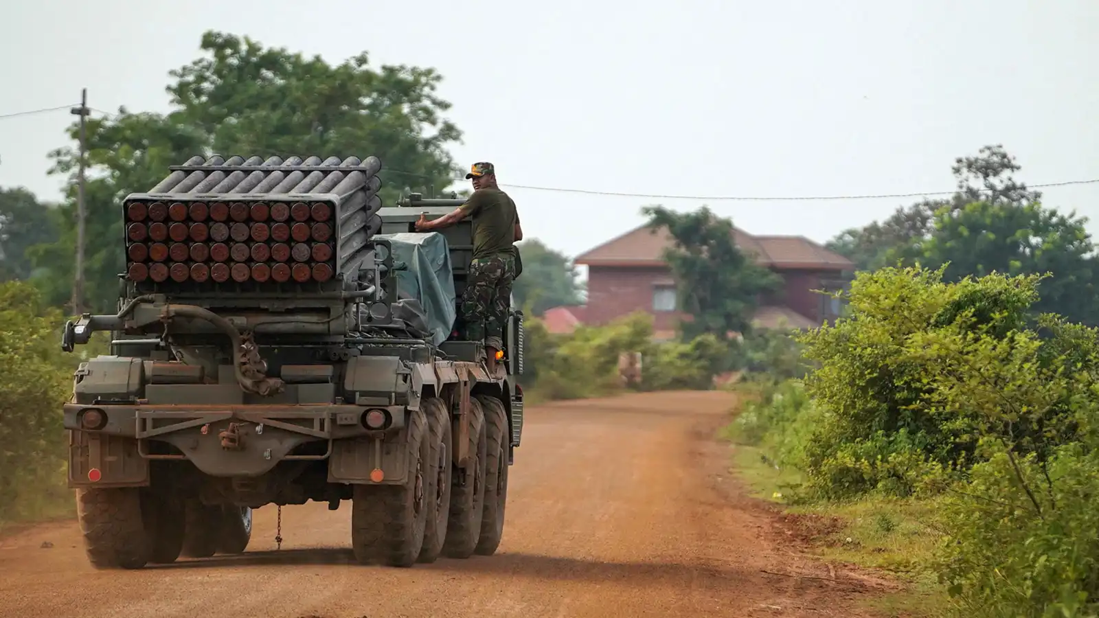 تايلاند تجلي 138 ألف شخص وسط تصاعد الاشتباكات مع كمبوديا (فيديو)